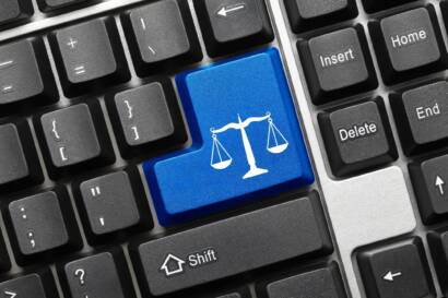 Image d'un clavier avec logo du droit, ilustrant les service d'incorporation d'une entreprise en ligne